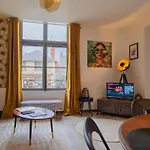 Le Cinq, De Charme Place Saint Pierre *