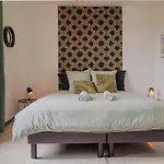 Le Cinq, De Charme Place Saint Pierre *