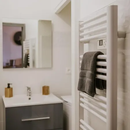 Le Cinq, De Charme Place Saint Pierre Apartment Saumur