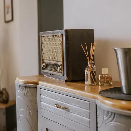 Le Cinq, De Charme Place Saint Pierre *