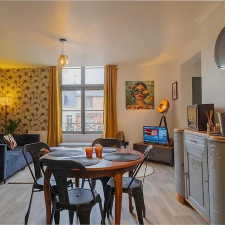 Le Cinq, De Charme Place Saint Pierre *