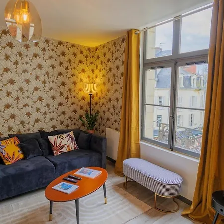 Le Cinq, De Charme Place Saint Pierre