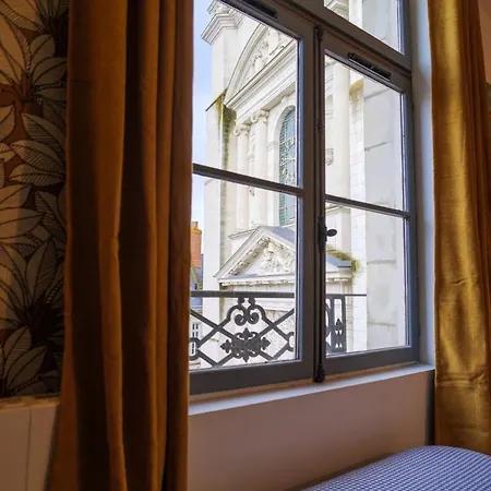 Le Cinq, De Charme Place Saint Pierre