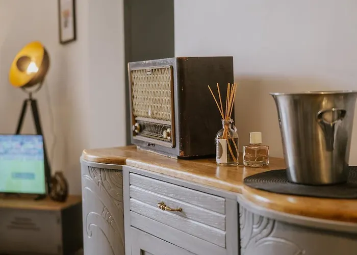 Le Cinq, De Charme Place Saint Pierre *