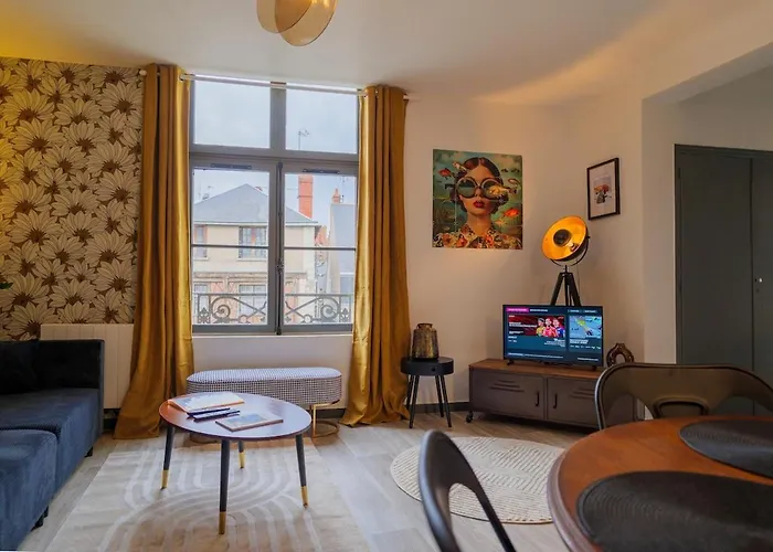 Le Cinq, De Charme Place Saint Pierre *