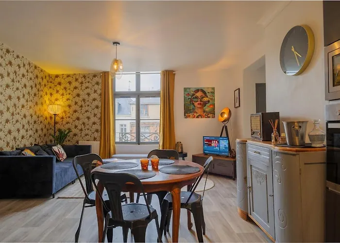 Le Cinq, De Charme Place Saint Pierre *