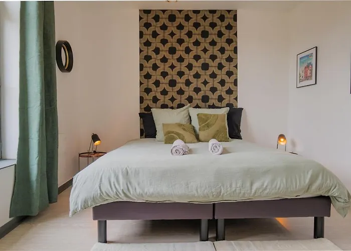 Le Cinq, De Charme Place Saint Pierre *