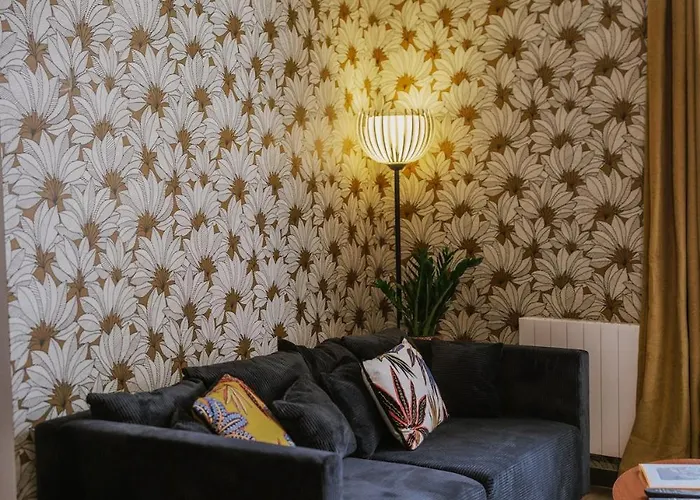 Le Cinq, De Charme Place Saint Pierre