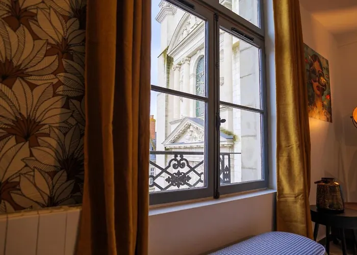 Le Cinq, De Charme Place Saint Pierre