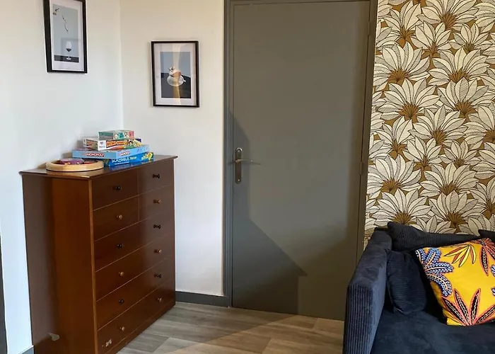 Le Cinq, De Charme Place Saint Pierre *